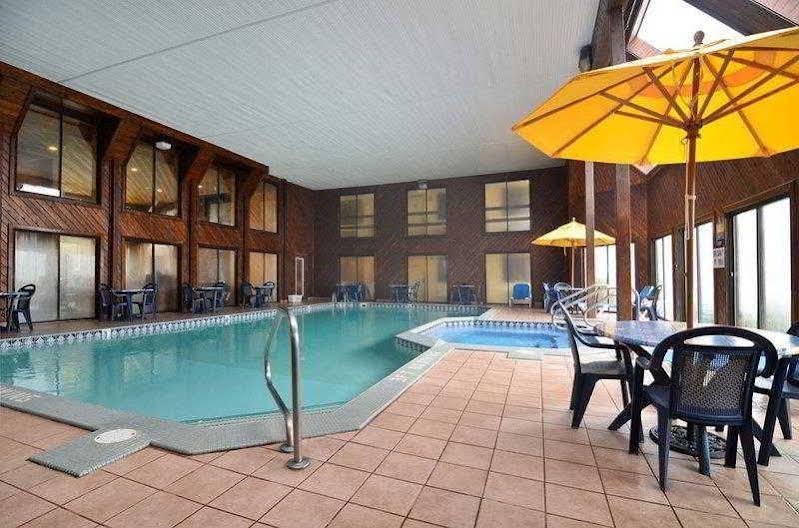 Best Western Plus Dockside Waterfront Inn Маккино Сити Экстерьер фото
