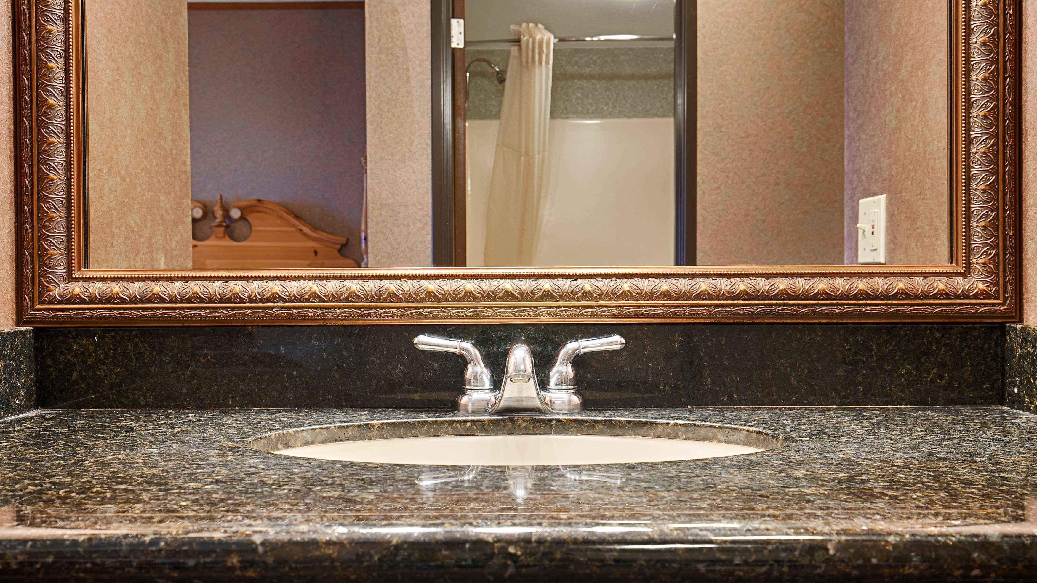 Best Western Plus Dockside Waterfront Inn Маккино Сити Экстерьер фото