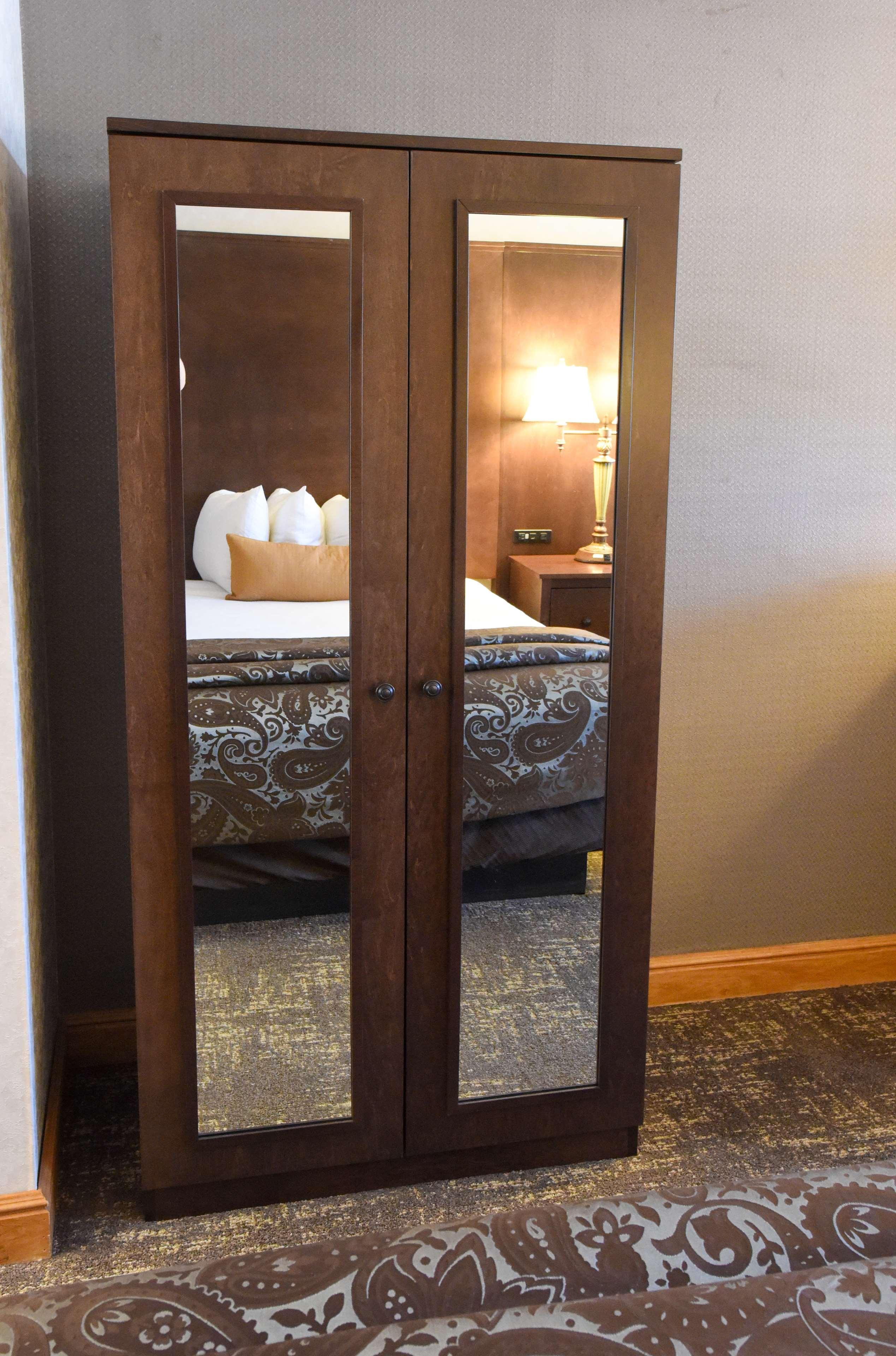 Best Western Plus Dockside Waterfront Inn Маккино Сити Экстерьер фото