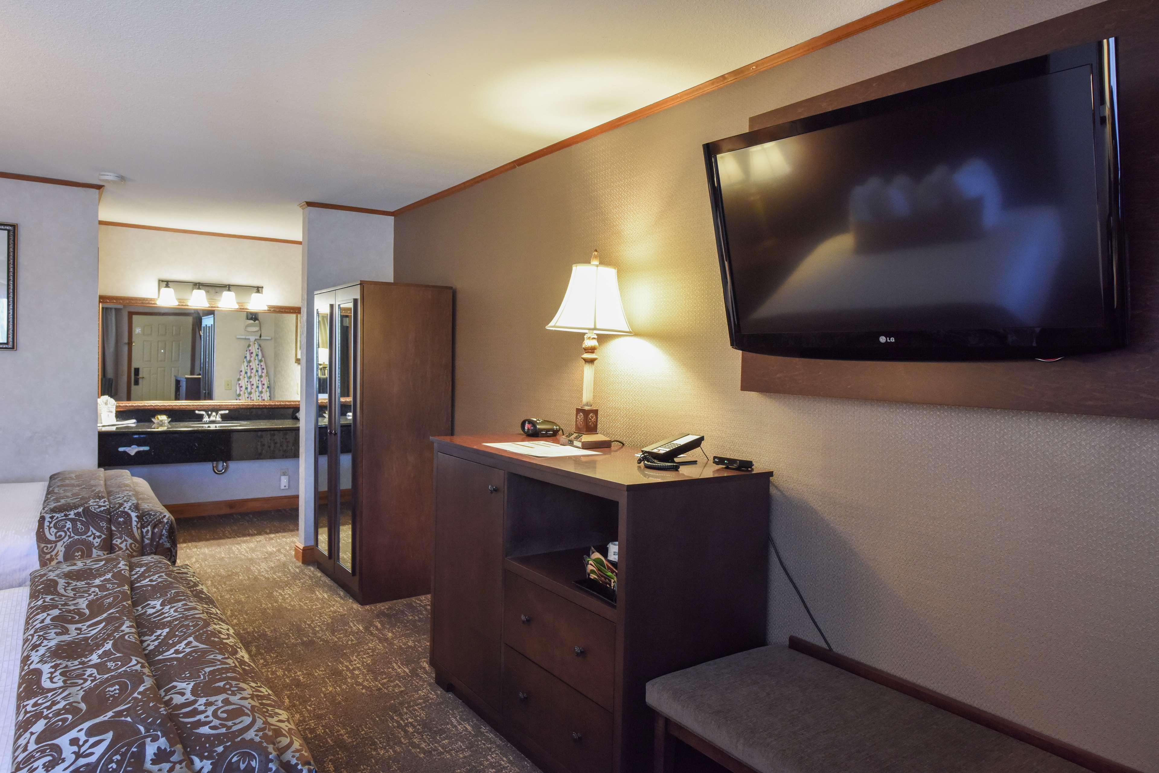 Best Western Plus Dockside Waterfront Inn Маккино Сити Экстерьер фото