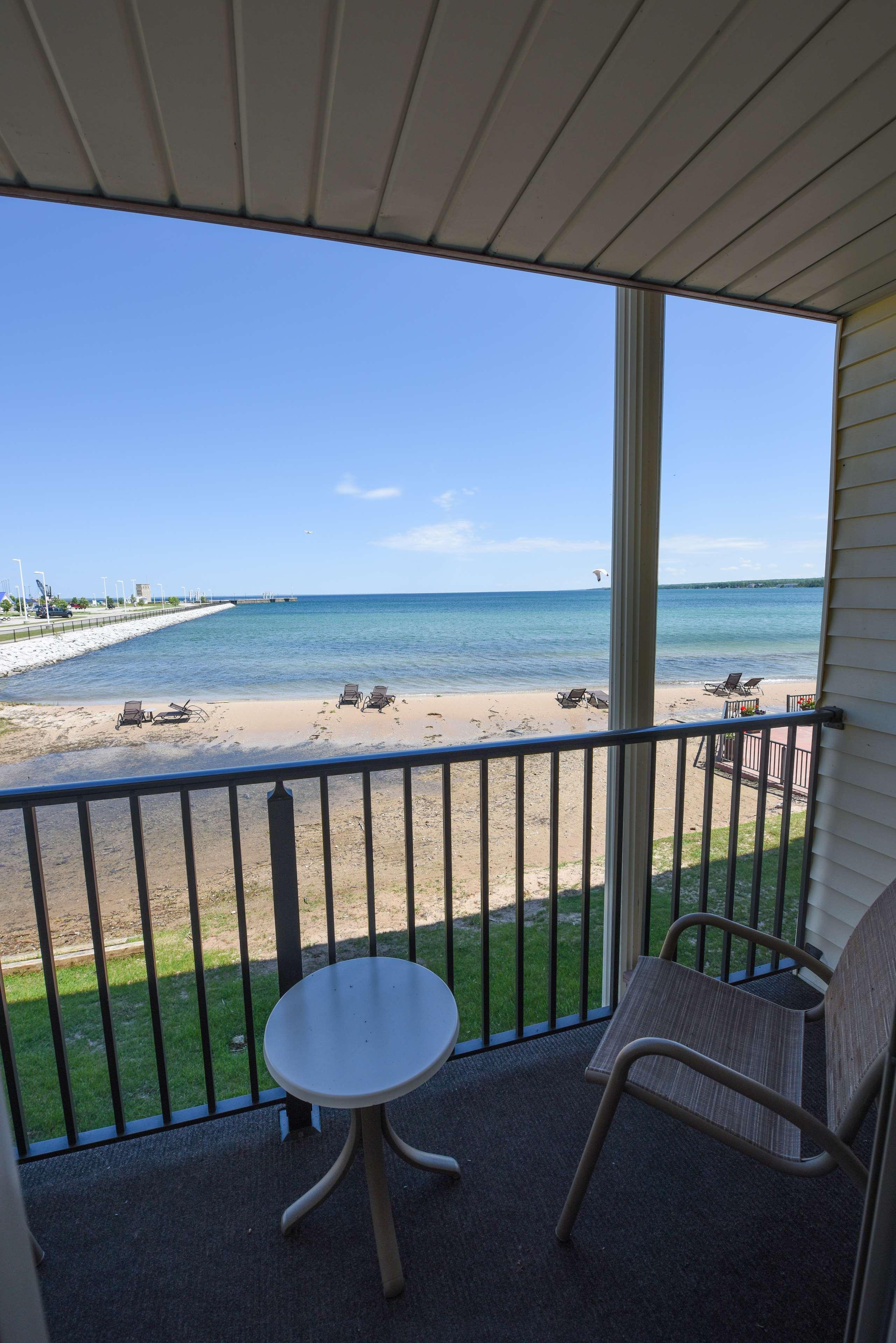 Best Western Plus Dockside Waterfront Inn Маккино Сити Экстерьер фото