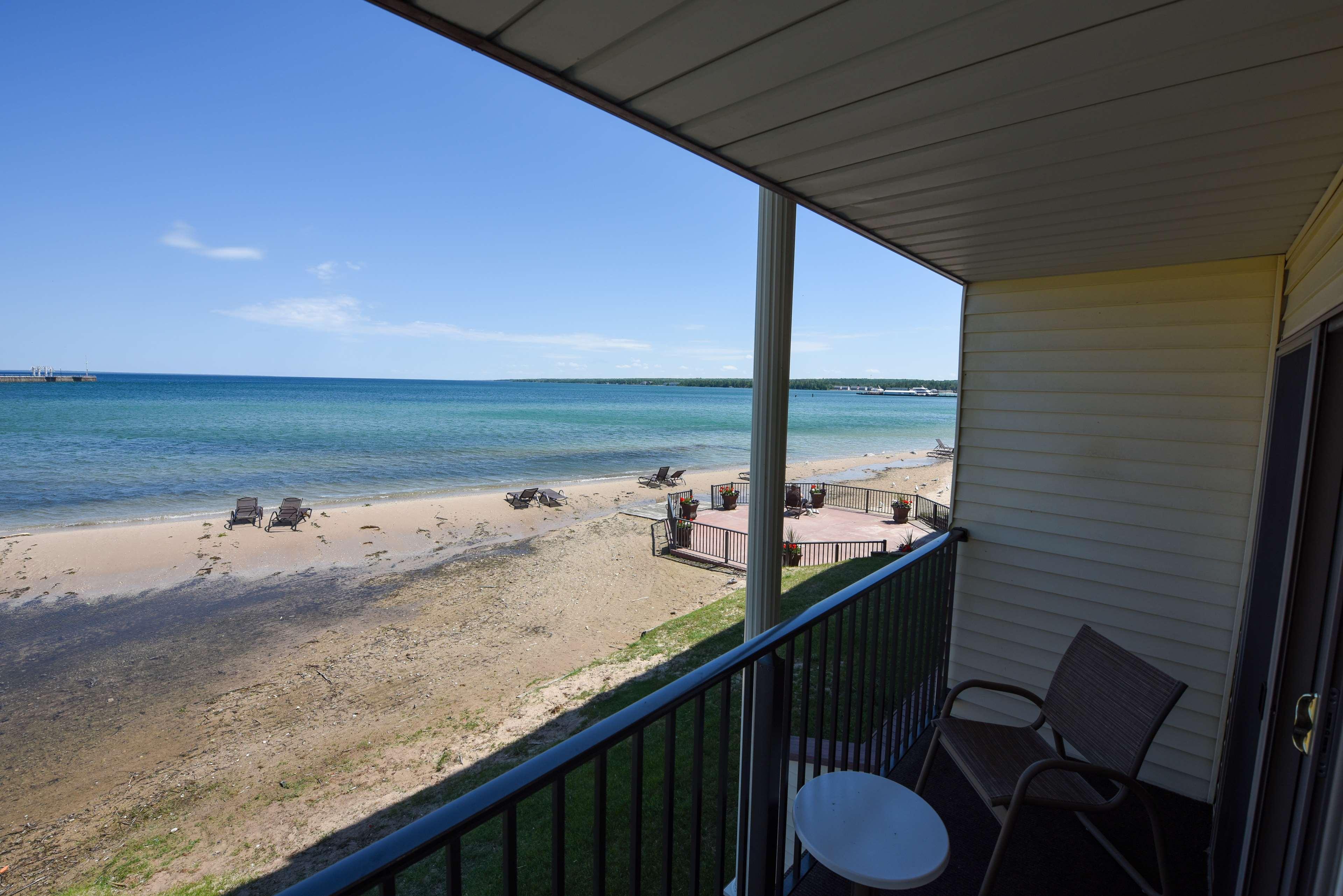 Best Western Plus Dockside Waterfront Inn Маккино Сити Экстерьер фото