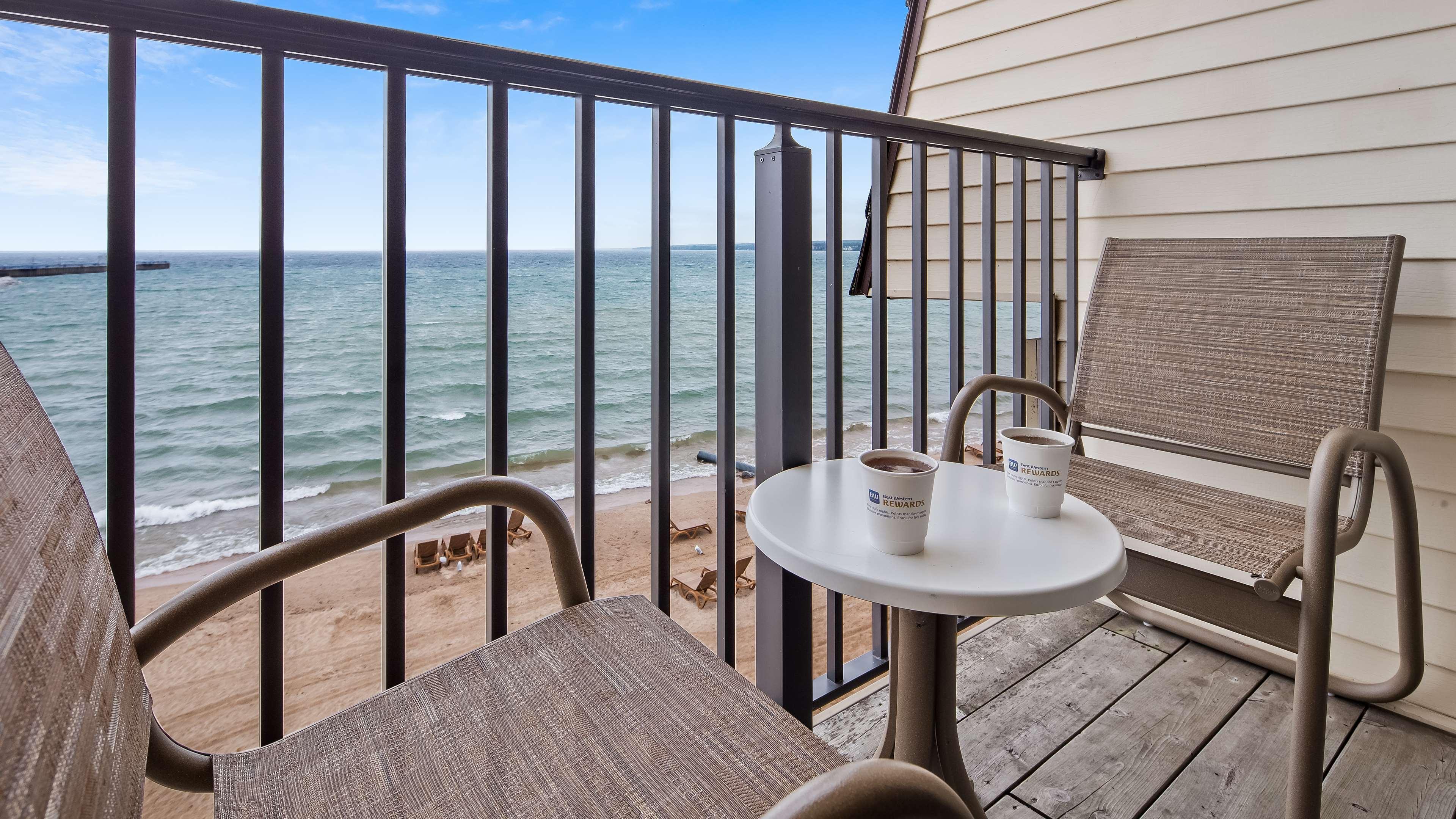 Best Western Plus Dockside Waterfront Inn Маккино Сити Экстерьер фото