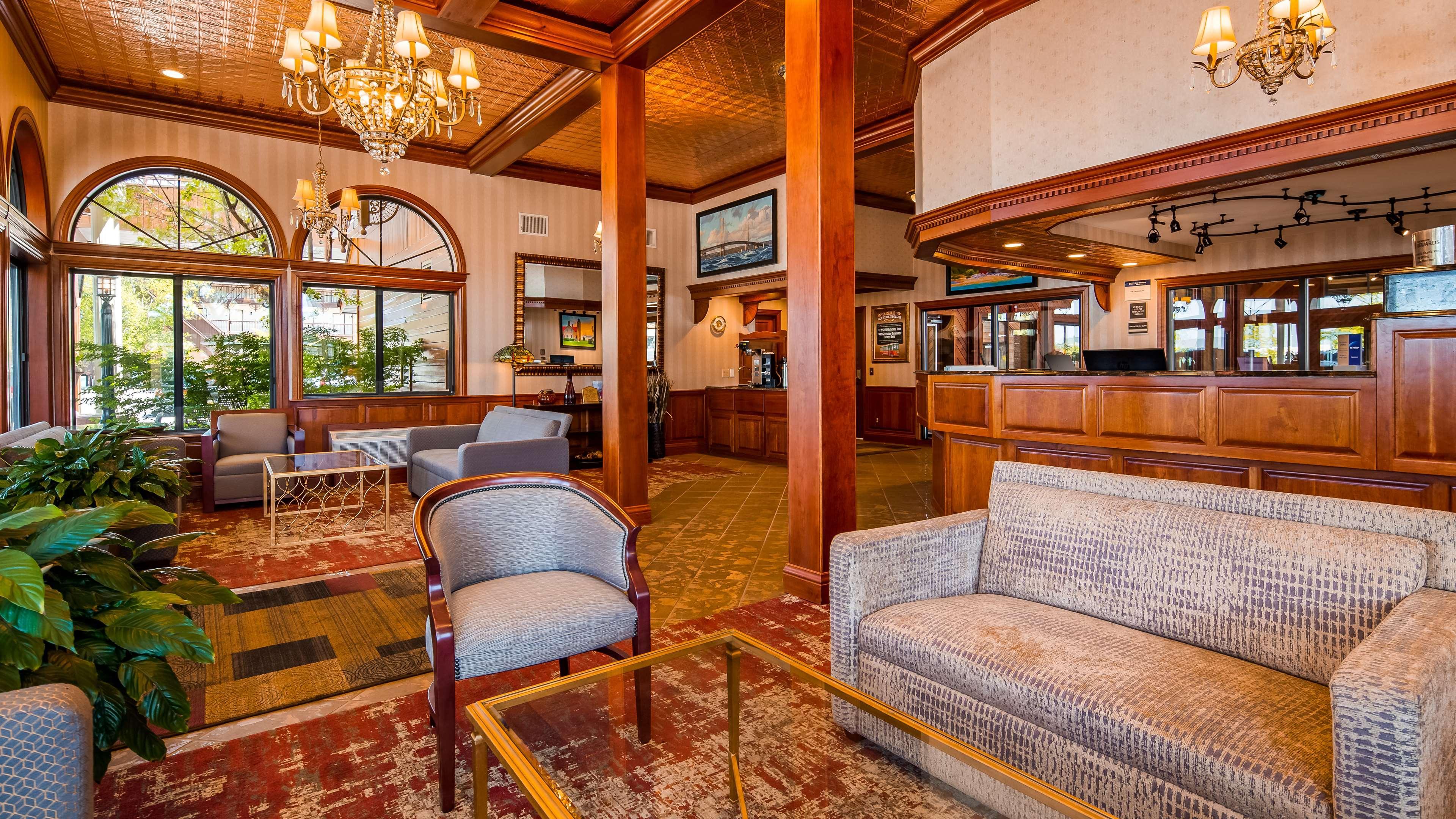 Best Western Plus Dockside Waterfront Inn Маккино Сити Экстерьер фото
