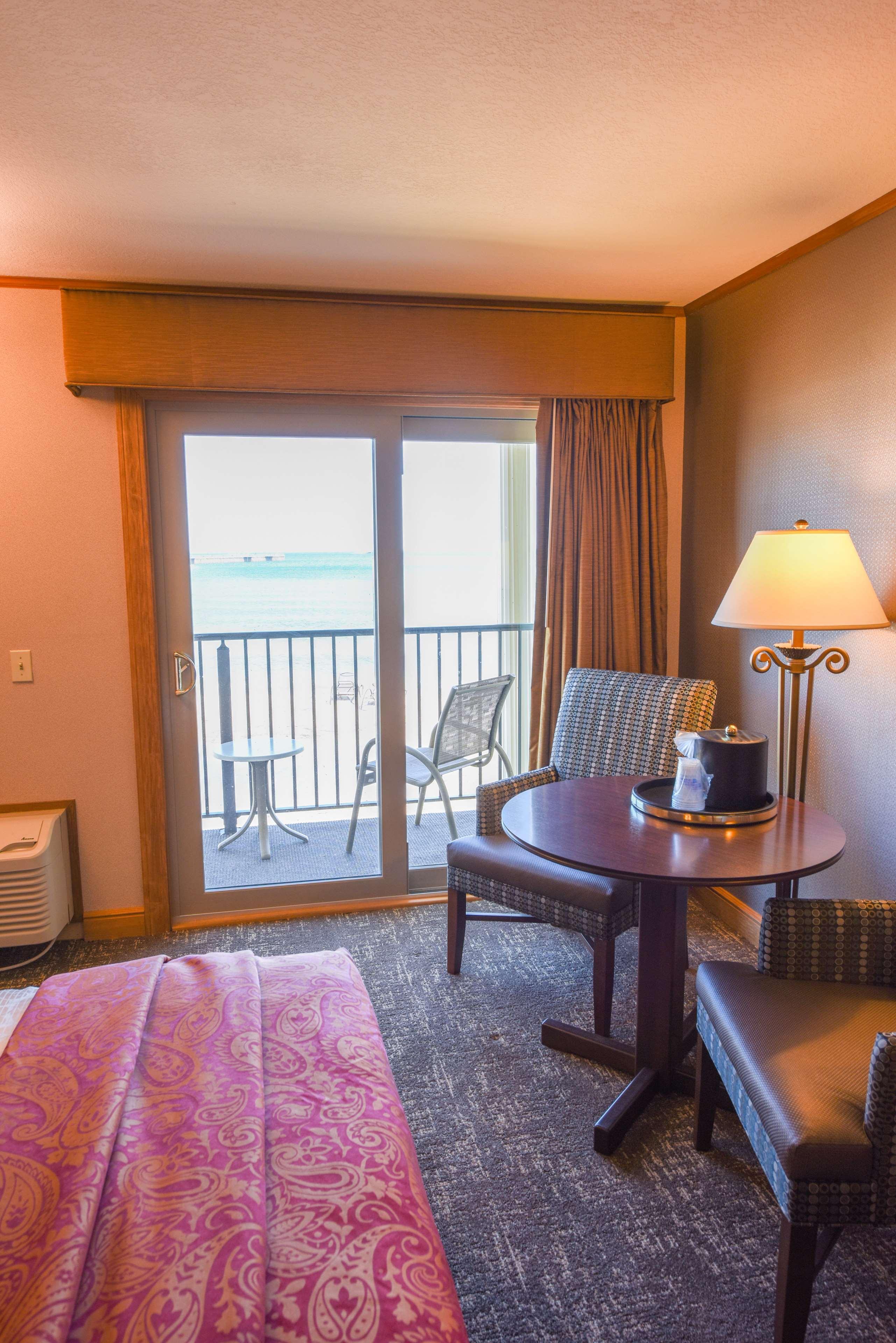 Best Western Plus Dockside Waterfront Inn Маккино Сити Экстерьер фото
