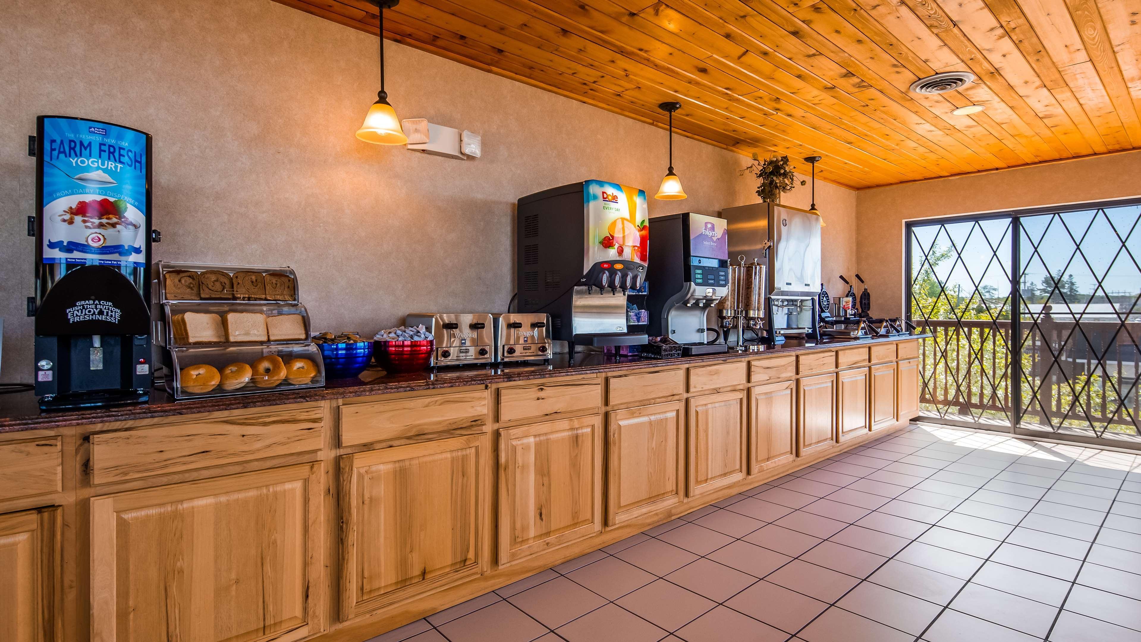 Best Western Plus Dockside Waterfront Inn Маккино Сити Экстерьер фото