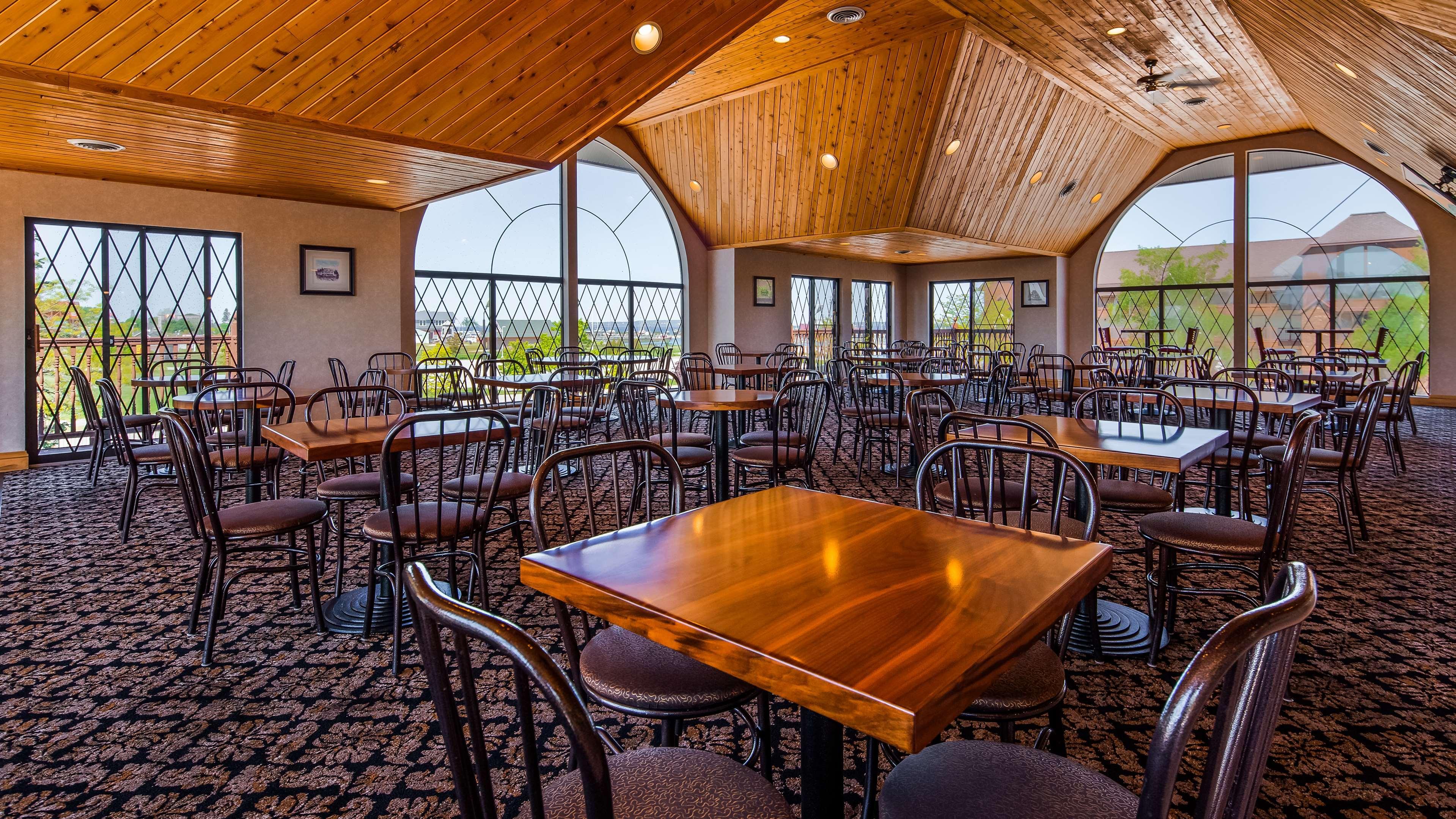 Best Western Plus Dockside Waterfront Inn Маккино Сити Экстерьер фото
