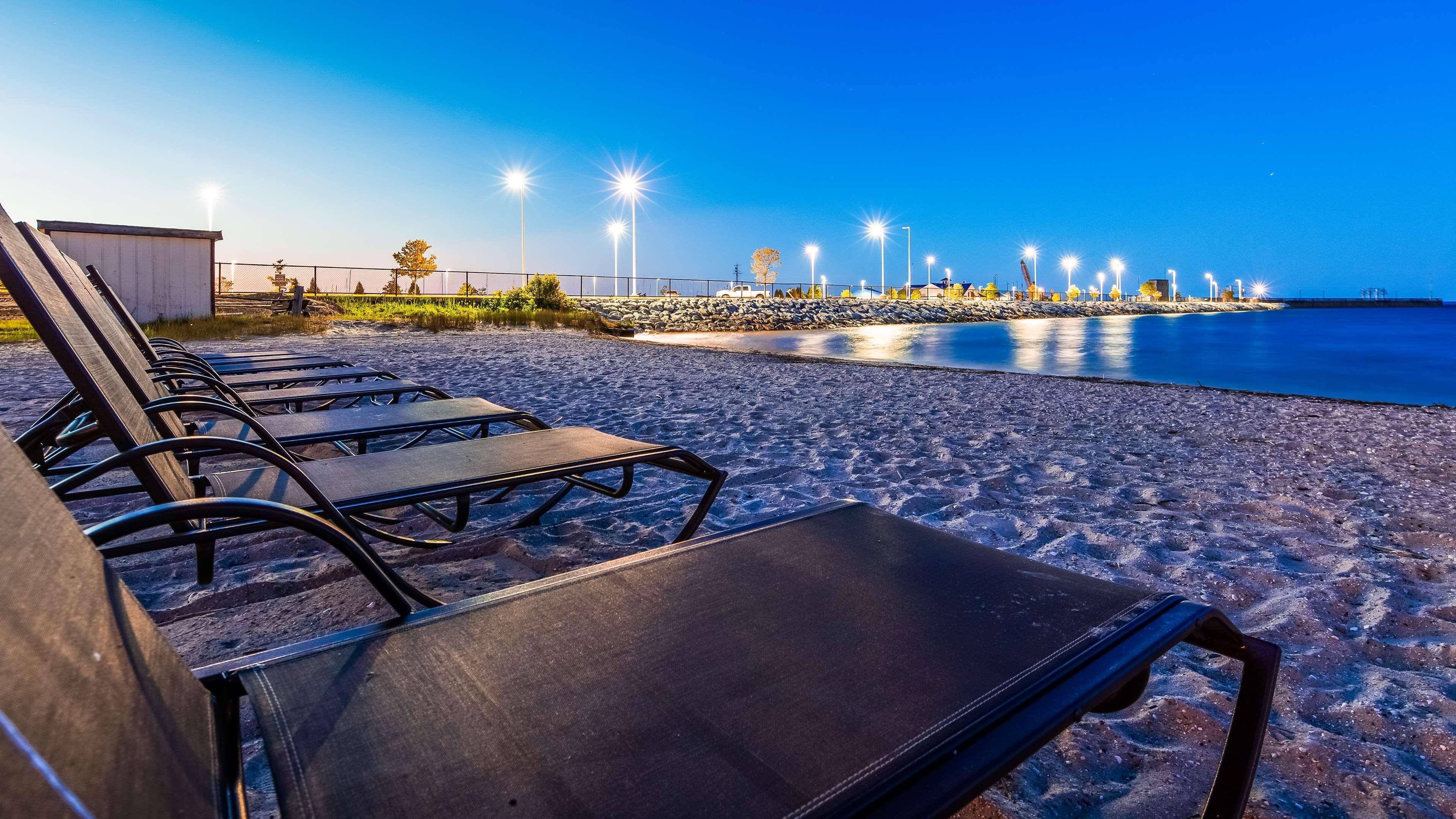 Best Western Plus Dockside Waterfront Inn Маккино Сити Экстерьер фото