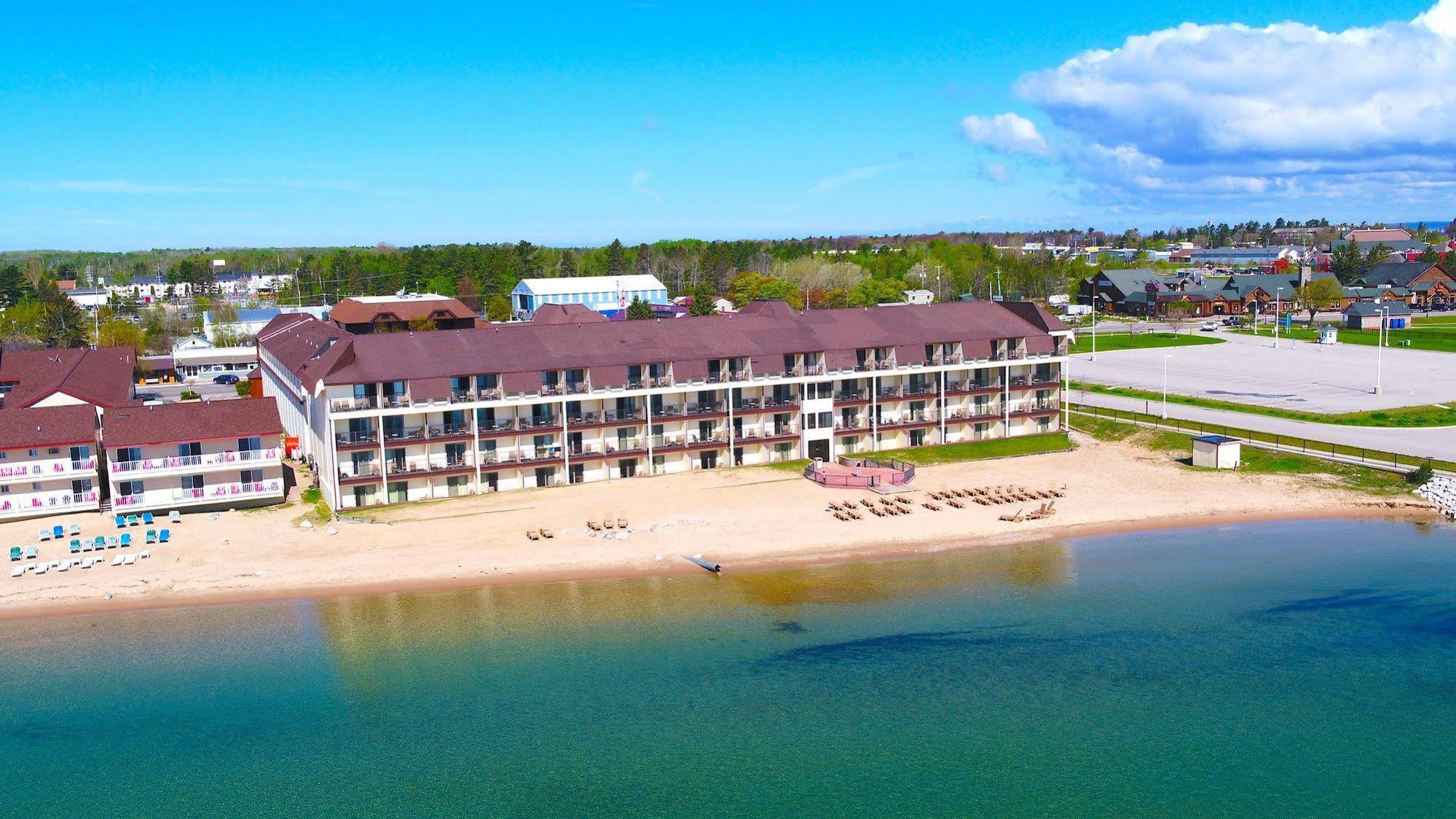 Best Western Plus Dockside Waterfront Inn Маккино Сити Экстерьер фото