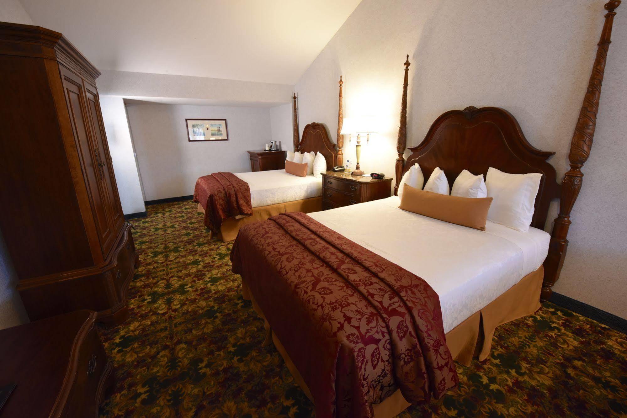 Best Western Plus Dockside Waterfront Inn Маккино Сити Экстерьер фото