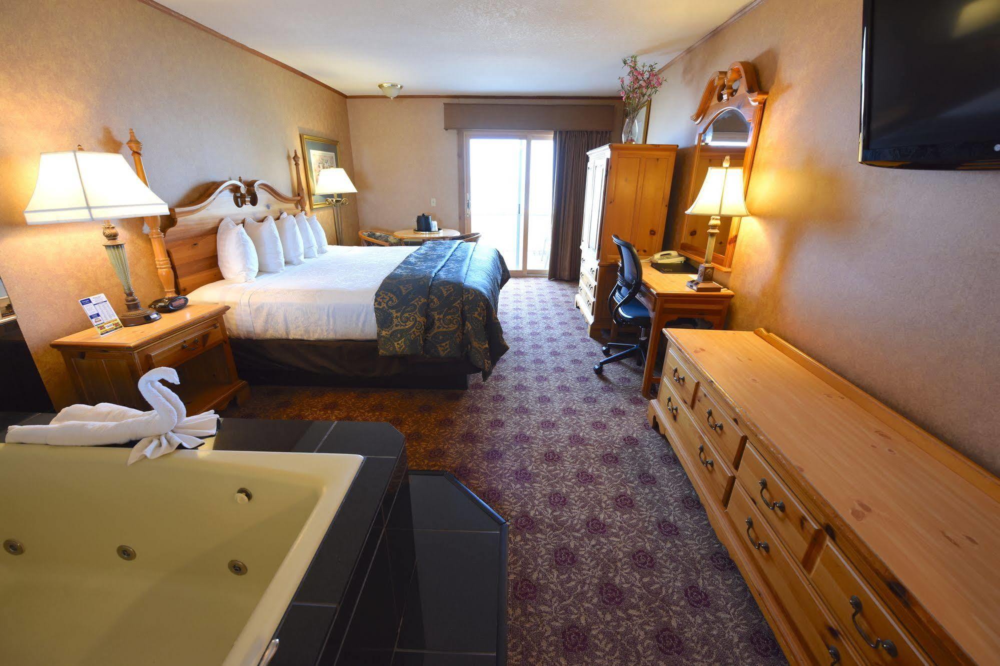 Best Western Plus Dockside Waterfront Inn Маккино Сити Экстерьер фото