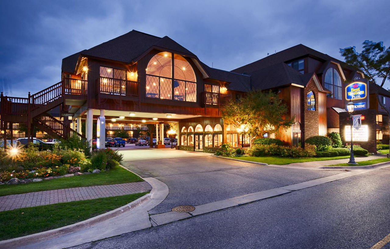 Best Western Plus Dockside Waterfront Inn Маккино Сити Экстерьер фото